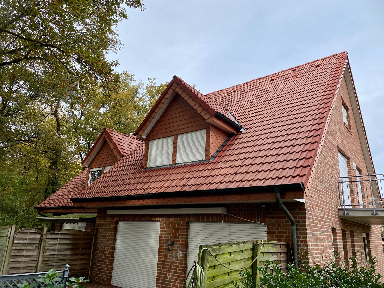 Nachher-Zustand: Das Dach ist komplett sauber und gl&auml;nzt wieder in seiner urspr&uuml;nglichen Farbe.